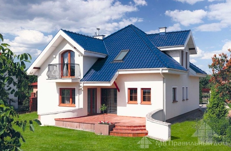 Синяя крыша из композитной черепицы на доме с белым фасадом
